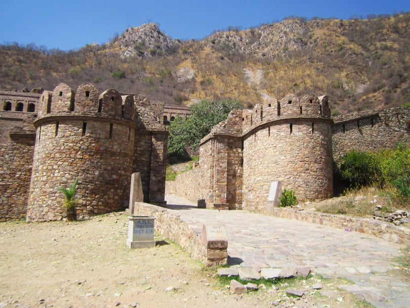 Bhangarh Fort – A lost beauty behind the “haunted”&nbsp;ruins